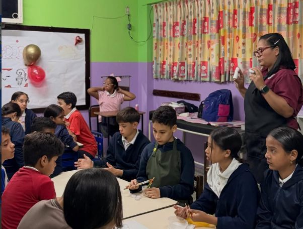 Estudiantes en actividades de aula