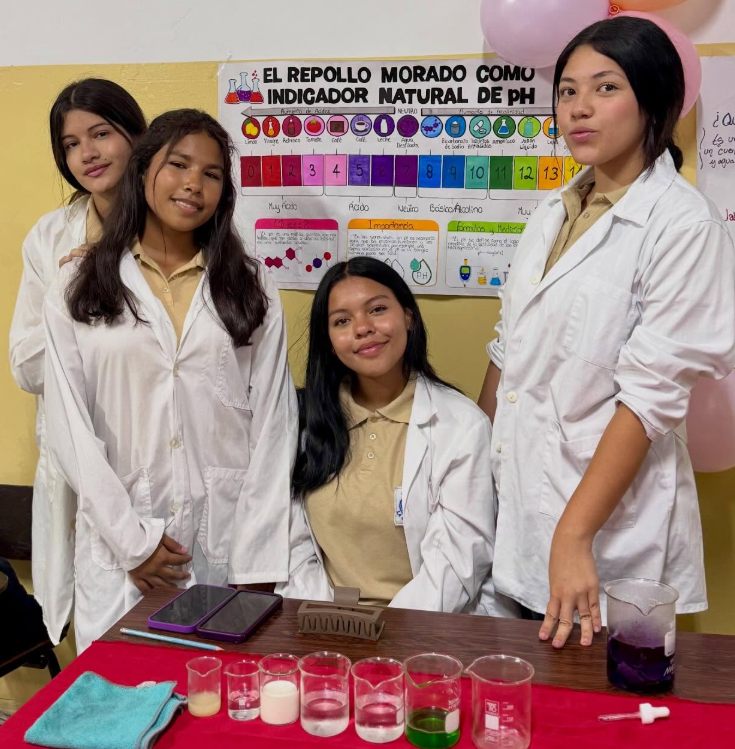 Estudiantes mostrando sus proyectos científicos